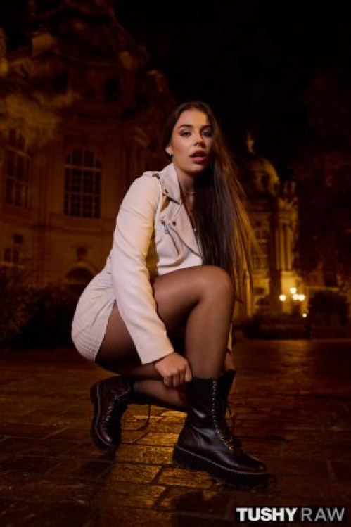 Anal-obsessed Hottie Loves Hard Anal